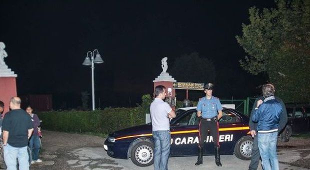 Carabinieri a Padova davanti al luogo del suicidio dell'odontotecnico (Candid Camera)