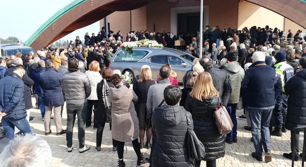 Una folla in lacrime per l'addio a Cristina, morta a 25 anni per un incidente sugli sci