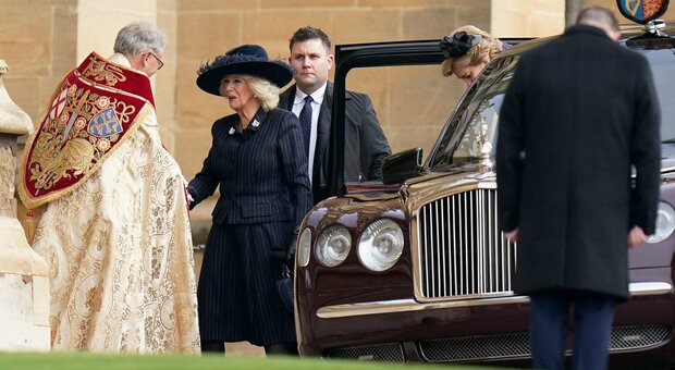 Camilla con Andrea e Sarah Ferguson: tutti i Windsor alla cerimonia per l’ex re di Grecia. Il giallo dell'assenza di William