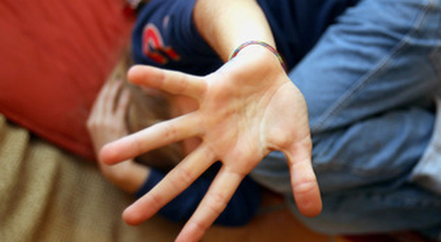 Prof di ginnastica abusa di 11enne: indagato per violenza sessuale