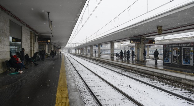 Linee di alimentazione ghiacciate, treni bloccati nel Nord Italia