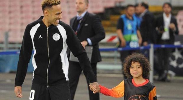 La notte speciale degli Allan: il piccolo Miguel con Neymar