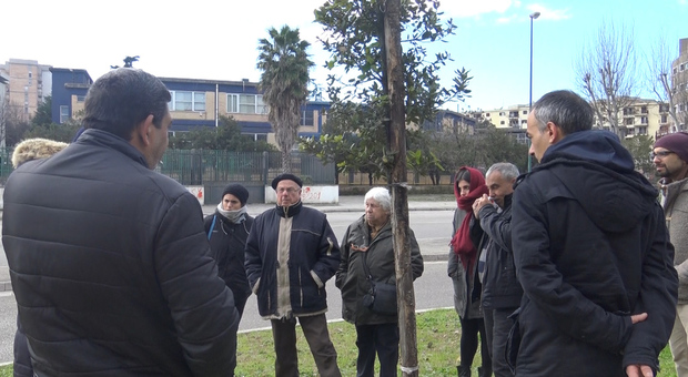Scampia, la Befana della comunità rom e delle associazioni: «Serve un'alternativa agli sgomberi»