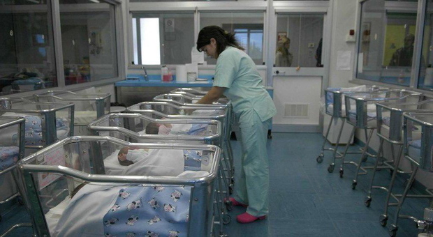 Udine, il bimbo ha fretta di nascere: la mamma partorisce nel parcheggio dell'ospedale