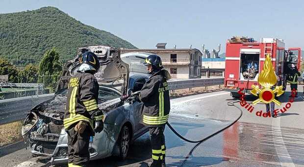 Auto a fuoco sul raccordo Avellino-Salerno
