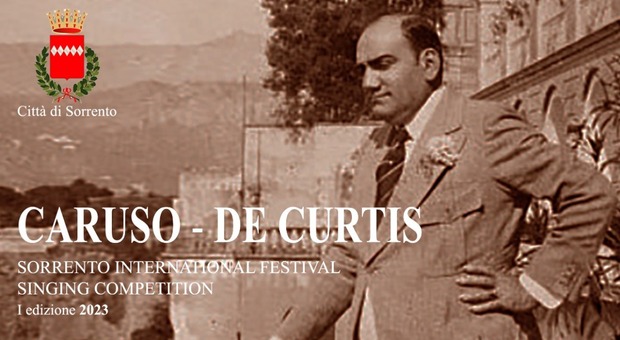 La locandina con l'immagine di Enrico Caruso a Sorrento