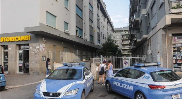 Roma, tenta di far esplodere casa: la polizia la blocca con l'accendino in mano (foto IPPOLITI)