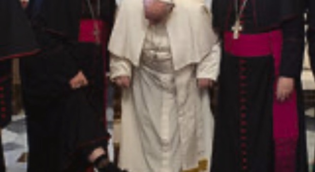 Il Papa controlla i calzini del vescovo americano: sono Harley Davidson doc