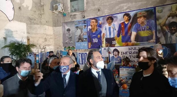 Napoli, il pm Maresca al murale di Maradona: un «impresentabile» tra la folla
