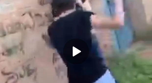 Un 15enne pugile di Marcianise è il bullo del video: denunciato