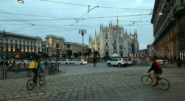 Milano, rapina e picchia un cantante di strada in piazza Duomo: arrestato un 29enne