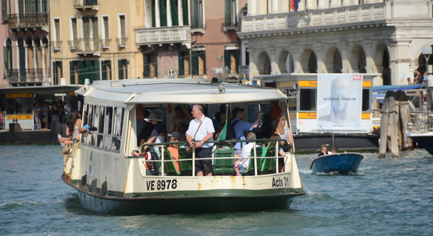 Venezia, scontro tra vaporetti all'approdo: due turisti feriti