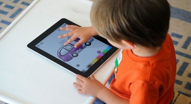 Allarme pediatri: vietare l'uso di tablet e smartphone ai bimbi minori di due anni