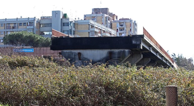 Napoli, il ponte sopra i binari che da 20 anni sbuca sul nulla