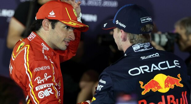 Carlos Sainz e Max Verstappen prima di salire sul podio del GP del Bahrain