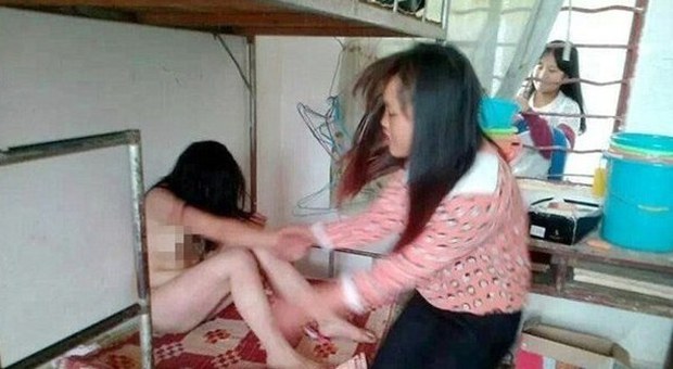 Cina, bulle spogliano compagna di scuola, la picchiano e le tagliano i capelli: poi postano foto sul web