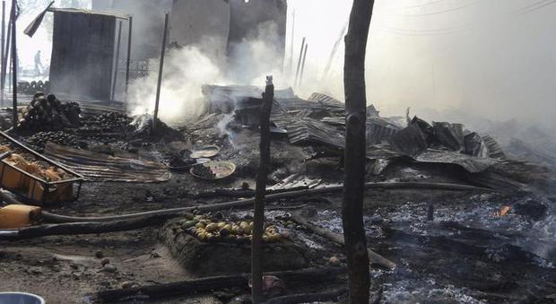 Kamikaze si fa esplodere in una moschea: almeno 10 morti, tra le vittime anche suo padre
