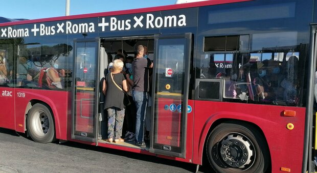 Roma, panico sul bus per la rissa tra stranieri: un uomo in codice rosso
