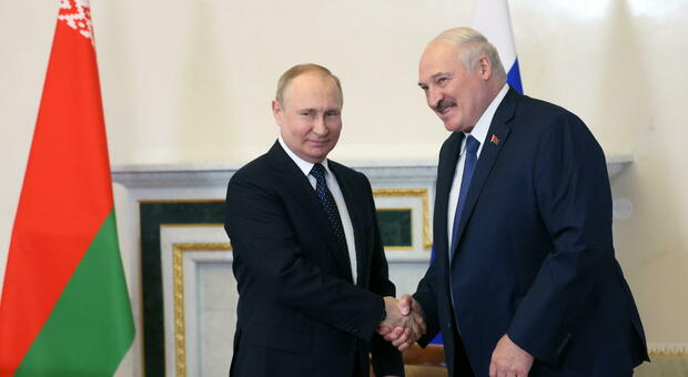 Lukashenko avverte l'Occidente: «Nostri aerei bombardieri pronti per trasportare armi nucleari»