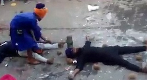 India, il fachiro bendato sbaglia la mira: giovane colpito alla testa con la mazza ferrata