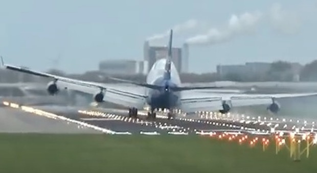 Olanda, atterraggio da brividi sotto le raffiche di vento: l'aereo rimbalza in pista