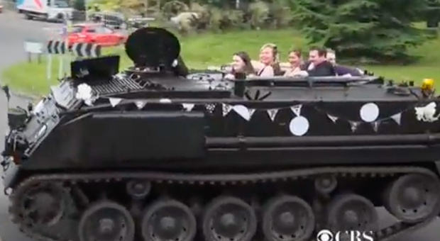 Un carro armato per nozze e funerali: il "tank taxi" spopola in Inghilterra