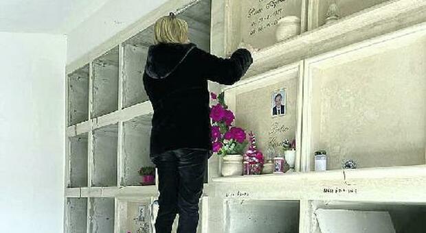 La tomba è troppo alta, per mettere i fiori si porta la scala da casa: la foto fa il giro del web