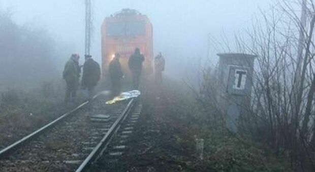 Treno travolge e uccide un uomo e una donna vicino a un passaggio a livello: la zona era avvolta da una fitta nebbia