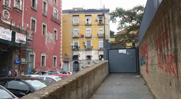 Napoli, parco San Gennaro chiuso per «gravi atti vandalici»