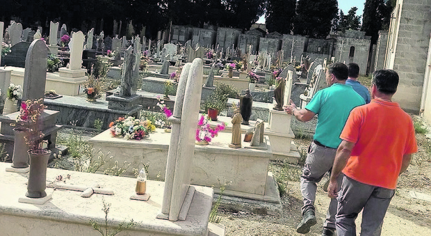 Non c’è rispetto nemmeno per i morti: al cimitero rubati i vasi in 60 tombe