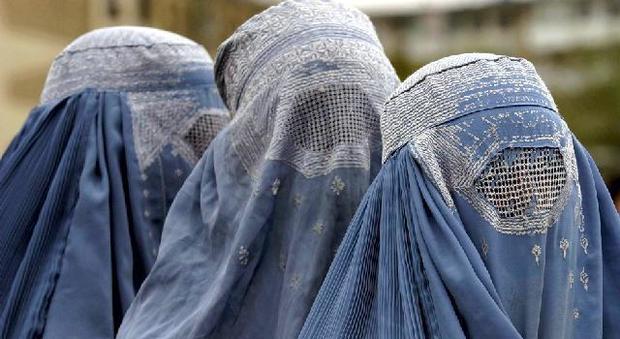 Veneto, burqa vietato e galera per chi lo porta: «Diventi legge nazionale»