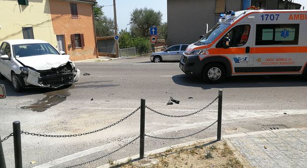 Mondolfo, sbuca dalla via contromano: schianto tra due auto, feriti in ospedale