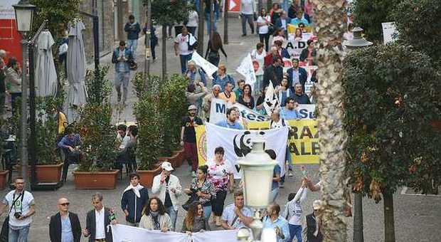 Salerno, l'urlo delle associazioni in corteo: «Basta veleni»