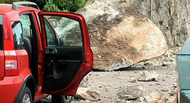 Capri: enorme masso cade dal costone, strage sfiorata sulla provinciale per Anacapri
