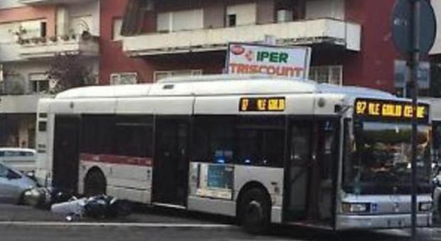 Roma, si rompono i freni: bus finisce sul marciapiede travolgendo 2 auto e 4 scooter