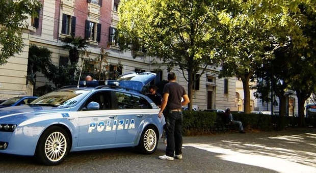 Ancona, scontro tra auto e scooter I due conducenti si picchiano sul Viale
