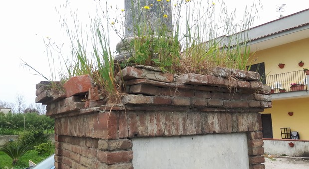 Licola, in rovina il monumento a ricordo della bonifica agraria e dell'antica via Domitiana
