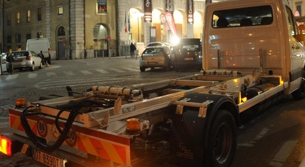 Gara di velocità tra carri attrezzi in pieno centro a Torino: bloccati dai vigili