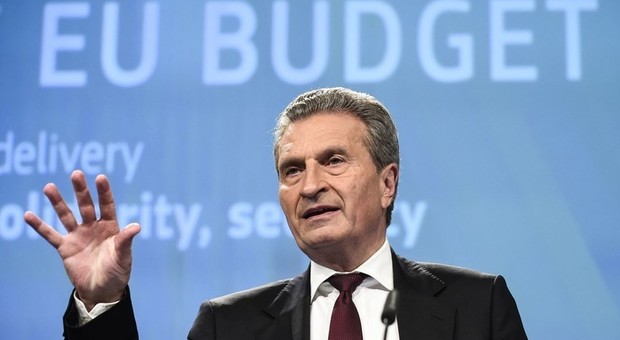 Denunciati Moscovici-Oettinger: "Con le loro dichiarazioni hanno influenzato lo spread"