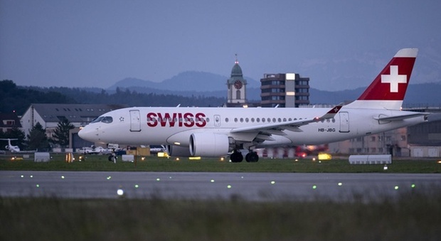 Paura sul volo Zurigo-Roma di Swiss Air: fumo in cabina, panico tra i passeggeri