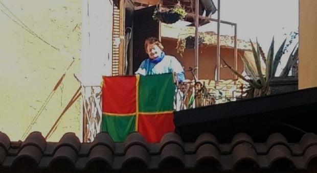 La bandiera di nonna Mariella, tutta fatta a mano per festeggiare la Ternana che sta andando in serie B