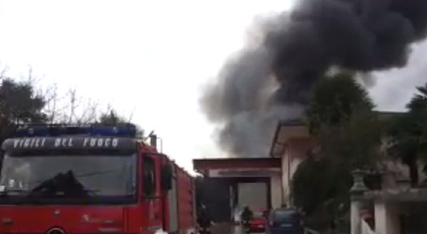 Incendio distrugge fabbrica di adesivi I sindaci: «Non uscite di casa»