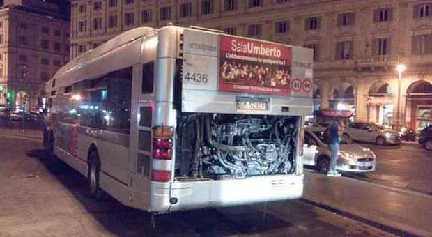 Roma, bus prende fuoco a Termini