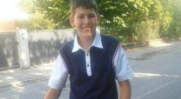 Si accascia sul bus davanti a scuola studente di 17 anni trovato morto