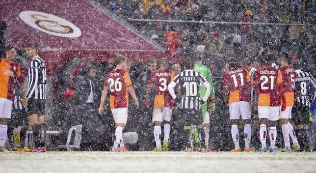 Galatasaray-Juventus, sospesa per neve Di nuovo in campo alle 14, si riprende dal 31'