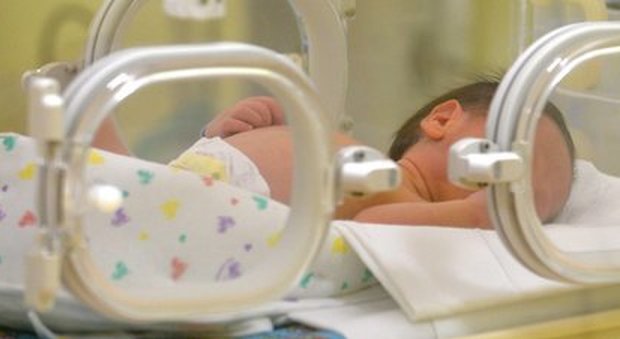 «Taglio cesareo rinviato, a Napoli muore neonato». I medici: colpa di un'infezione