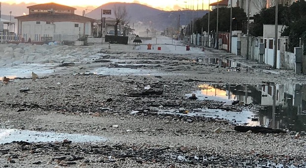Montemarciano, il litorale non c'è più: il mare ha inghiottito anche i parcheggi