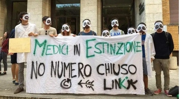 Napoli, la protesta degli studenti contro il numero chiuso degli Atenei: «Vogliamo essere liberi di scegliere»