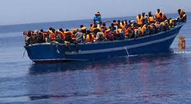 Migranti, sbarchi più che raddoppiati: controlli bucati dai barchini