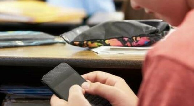 La prof sequestra lo smartphone all'alunna durante la lezione, il padre denuncia la scuola